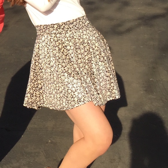 Hollister Velour Black & White Floral Skater Skirt - Picture 2 of 4
